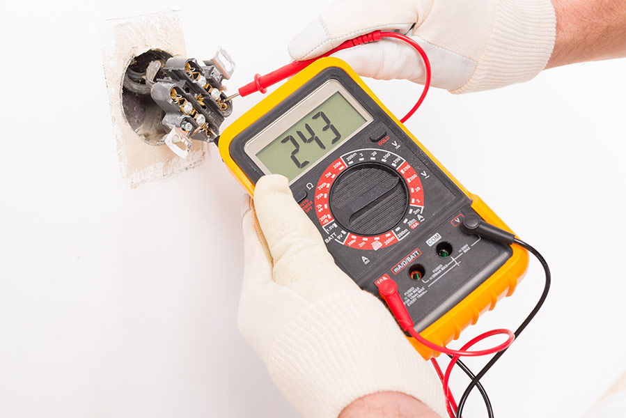 digital multimeter to measure the voltage